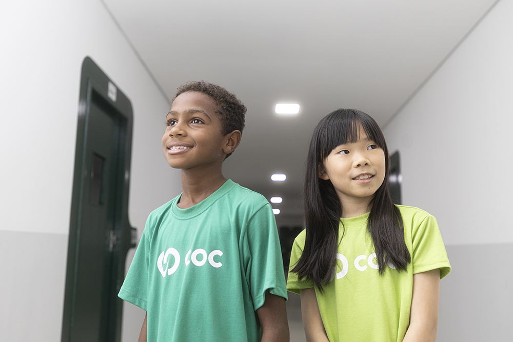 Alunos do COC Barra Funda no corredor da escola