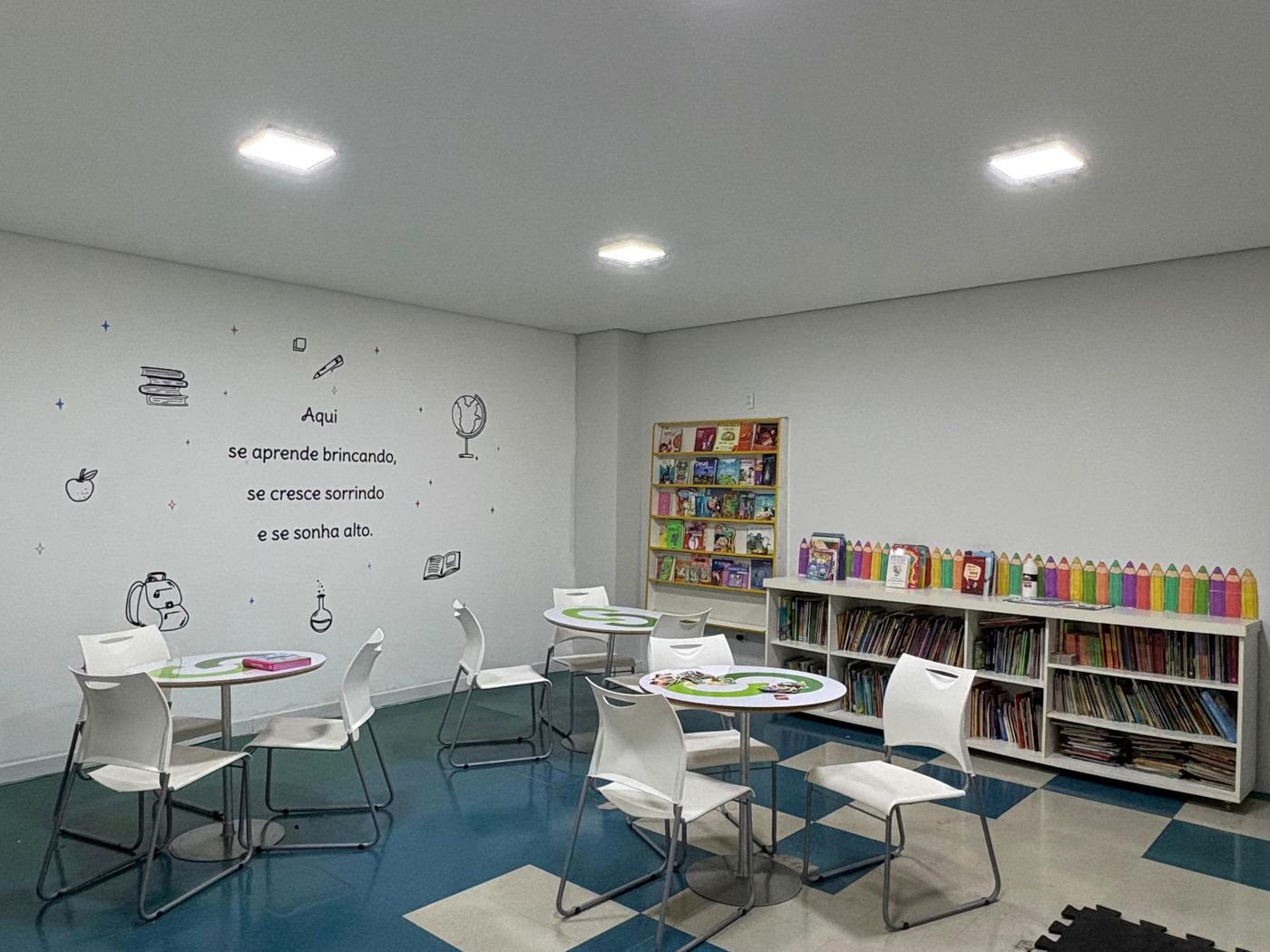 Biblioteca e sala de leitura do COC Barra Funda