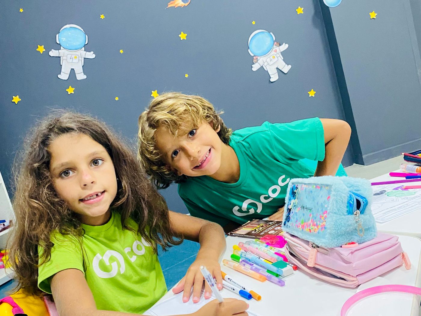 Crianças fazendo atividades artísticas no COC